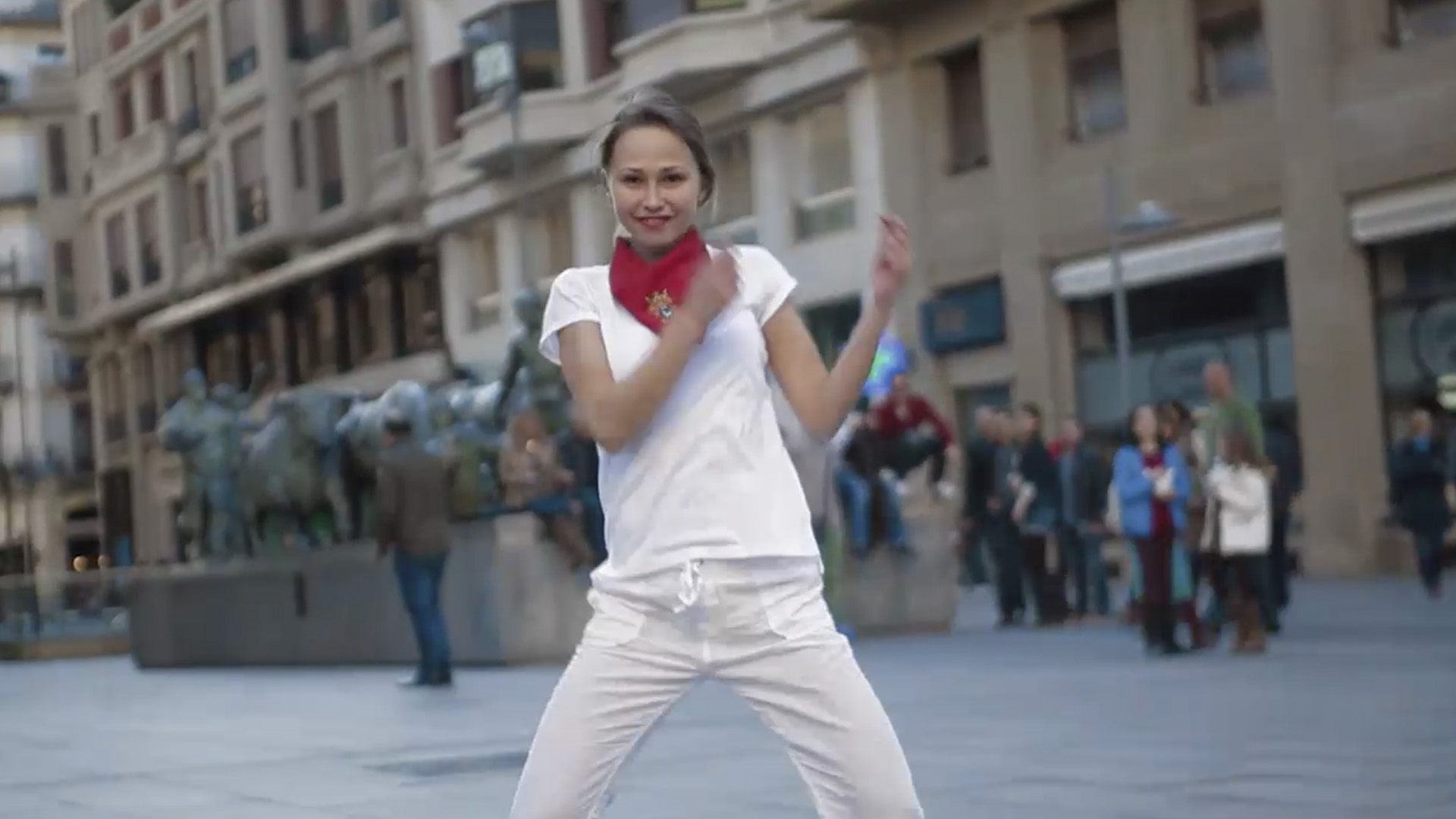 Chica bailando para el vídeo de Happy Pamplona