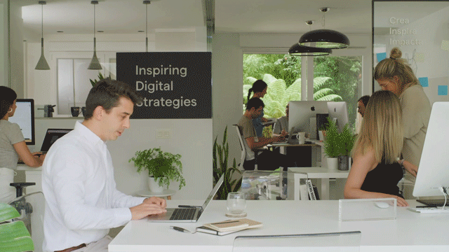 Inspiring_Digital_Strategies_office_day.gif Collage de fotos en oficinas antiguas